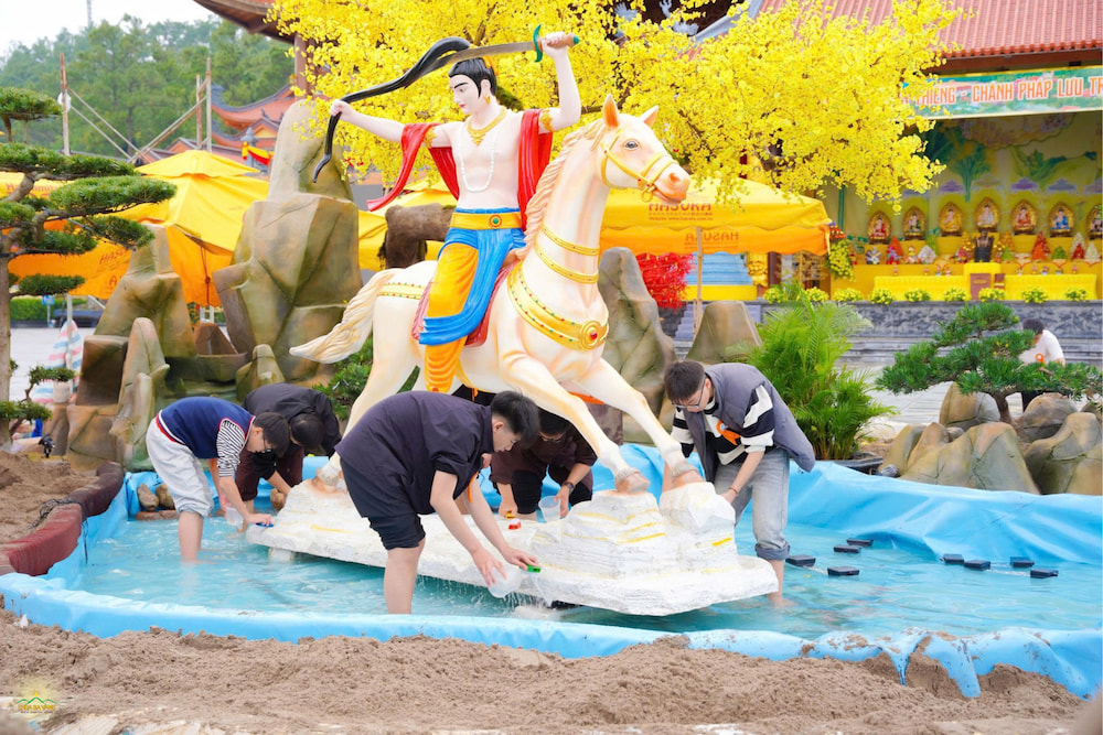 Các khóa sinh CLB La Hầu La cùng nhau trang hoàng, làm sạch tiểu cảnh chùa, sẵn sàng cho không gian đón Tết Bính Ngọ