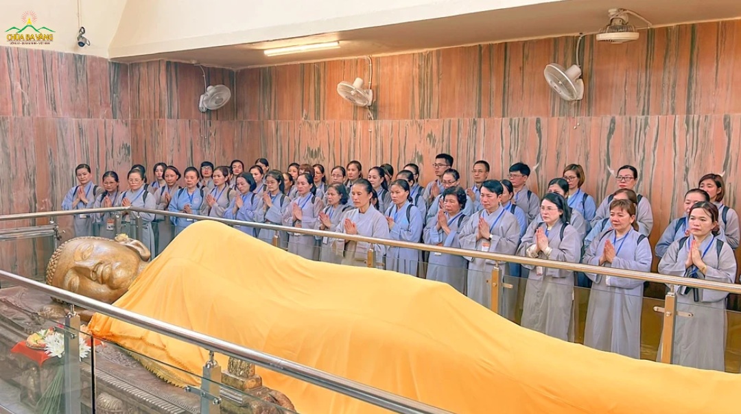 Các Phật tử thành kính chiêm bái tôn tượng Đức Phật nhập Niết bàn tại Đền Đại Niết Bàn (ảnh minh họa)