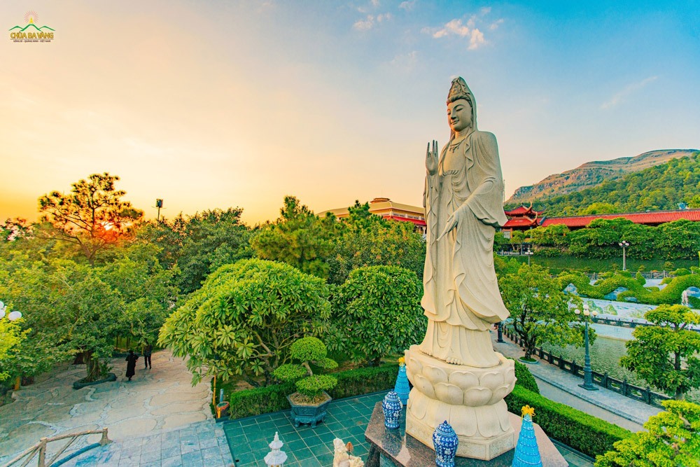 Tôn tượng Bồ Tát Quan Thế Âm tại chùa Ba Vàng được ghi nhận là một trong những pho tượng đá nguyên khối lớn nhất Việt Nam