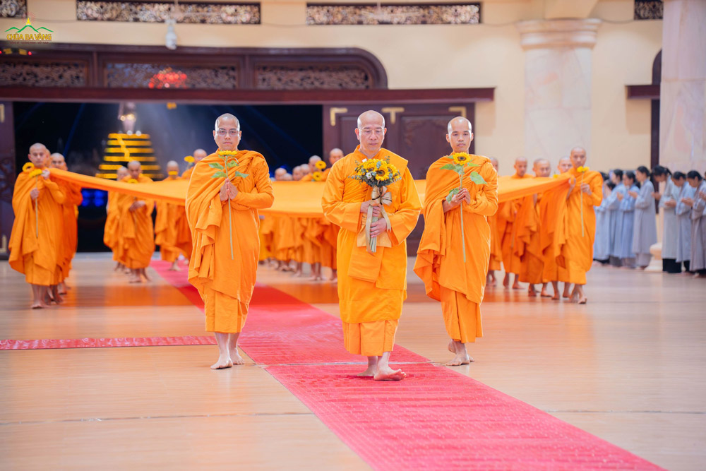 Trong không khí thiêng liêng, Sư Phụ Thích Trúc Thái Minh cùng Tăng đoàn trang nghiêm tiến vào Đại Giảng Đường, dâng y cúng dường kim thân tôn tượng Đức Thế Tôn nhập Niết bàn