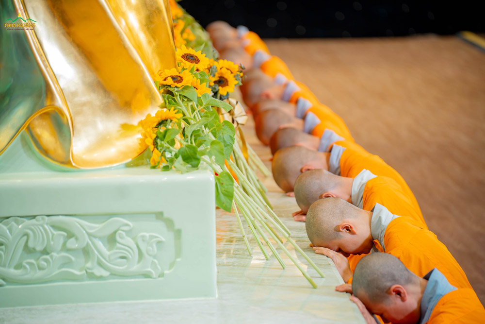 Chư Ni thành kính dâng hoa, đảnh lễ cúng dường tôn tượng Đức Thế Tôn