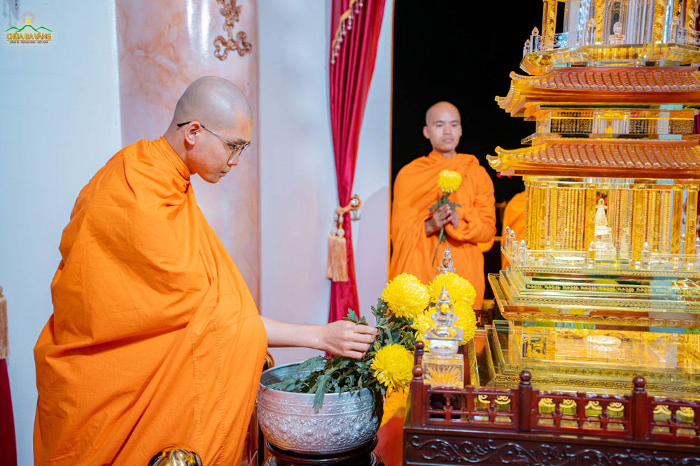 Chư Tăng thành kính dâng hoa cúng dường Xá lợi kim thân của Đức Thế Tôn và chư Thánh Hiền Tăng