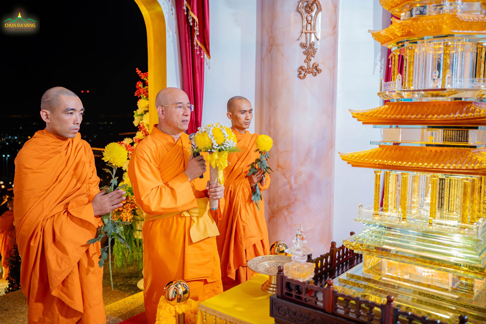 Đối trước Xá lợi kim thân của Đức Thế Tôn, Sư Phụ đại diện cho tứ chúng chùa Ba Vàng dâng lời tác bạch, nguyện khắc ghi lời dạy của Ngài, đem ánh sáng chính Pháp hoằng truyền khắp nơi nơi, cứu khổ cho muôn loài chúng sinh