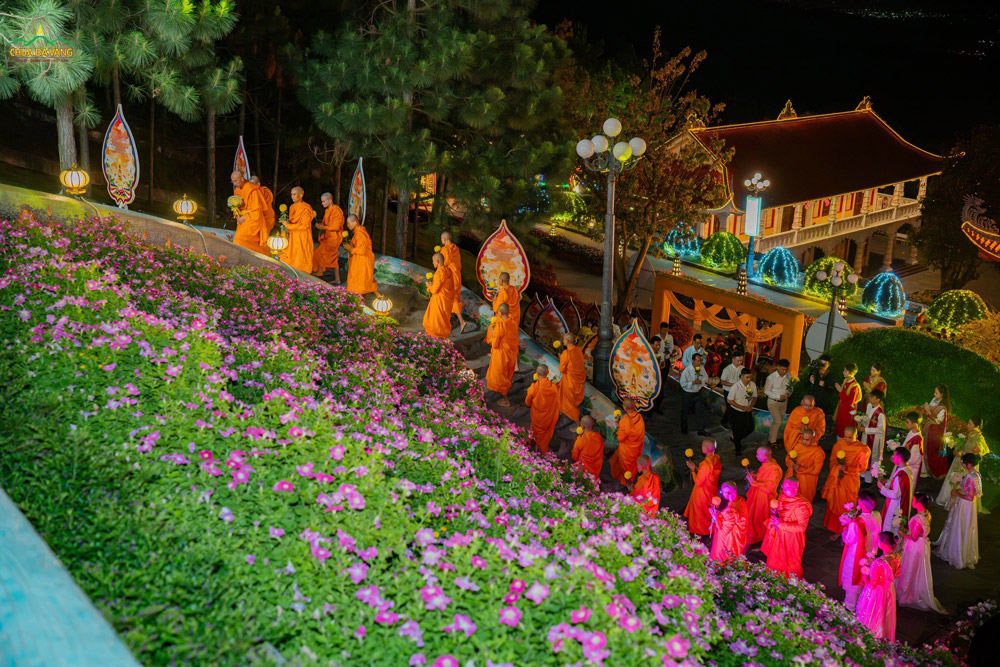 Hướng về ngày tưởng niệm Đức Phật nhập Niết bàn, Sư Phụ, chư Tăng và các Phật tử chùa Ba Vàng trang nghiêm kính lễ Xá lợi kim thân Đức Thế Tôn