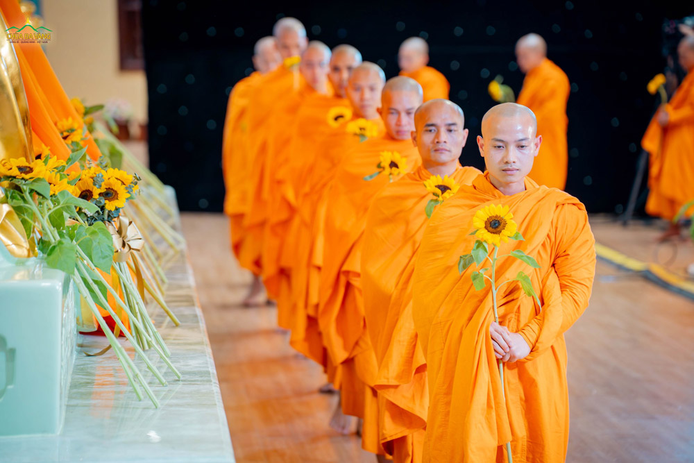 Chư Tôn đức Tăng dâng những đóa hoa tri ân, thành kính cúng dường Đức Thế Tôn