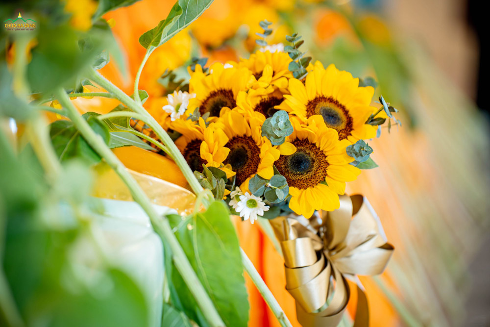 Những đóa hoa tươi thắm tượng trưng cho tấm lòng tri ân vô hạn của những người con Phật kính dâng lên Đấng Cha Lành tối thượng