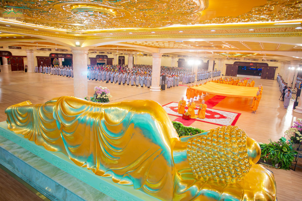 Tứ chúng chùa Ba Vàng đối trước tôn tượng Đức Thế Tôn nhập Niết bàn để cảm niệm ân đức Ngài và dâng lời phát nguyện tinh tấn tu hành cầu giác ngộ, giải thoát