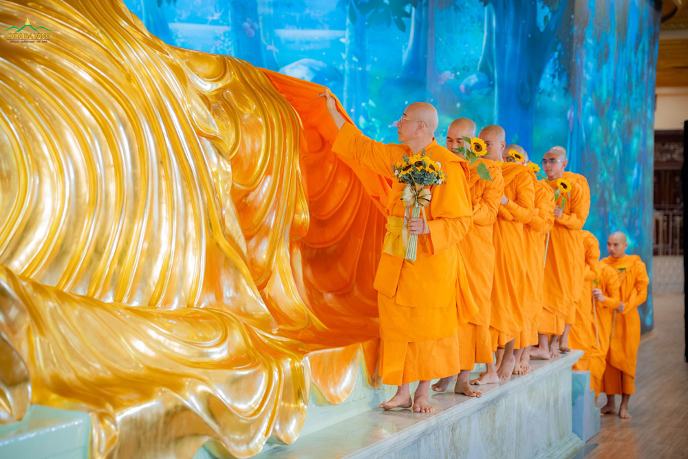 Sư Phụ và chư Tăng dâng y cúng dường tôn tượng kim thân Đức Thế Tôn nhập Niết bàn