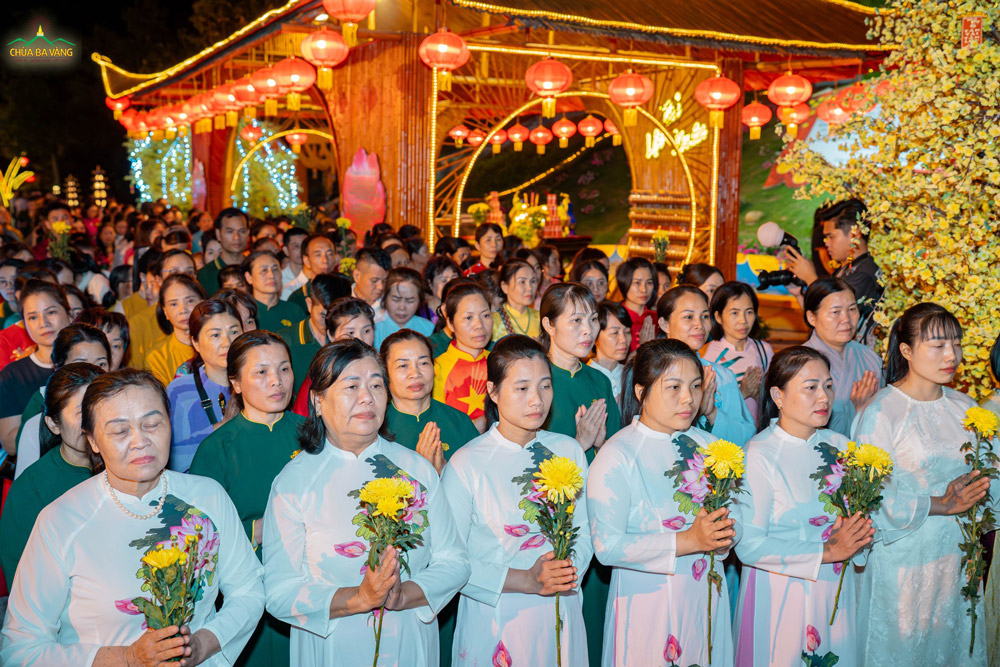 Trong không khí trang nghiêm và lòng kính tiếc vô hạn, các Phật tử chùa Ba Vàng thành kính dâng hoa với tất cả tấm lòng tri ân sâu sắc nhất hướng về Đấng Cha Lành