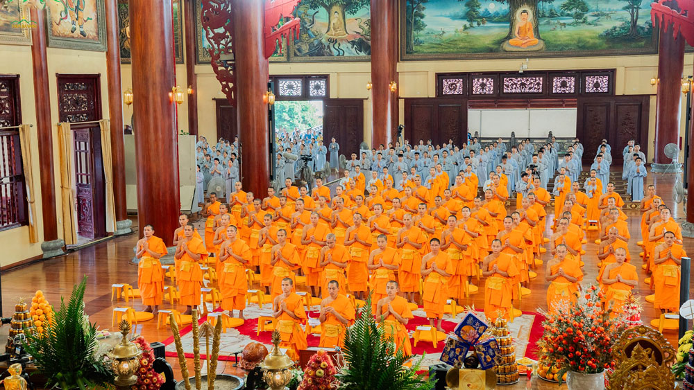 Tăng là đoàn thể những người đệ tử Phật từ bỏ cuộc sống gia đình, cạo bỏ tóc và mặc y áo theo Đức Phật xuất gia