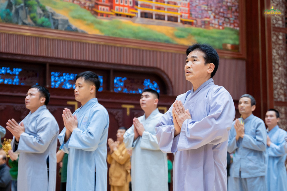 Thường đọc tụng kinh điển, chăm chỉ học Pháp để tích lũy tài sản vô giá trong đời sống (ảnh minh họa)