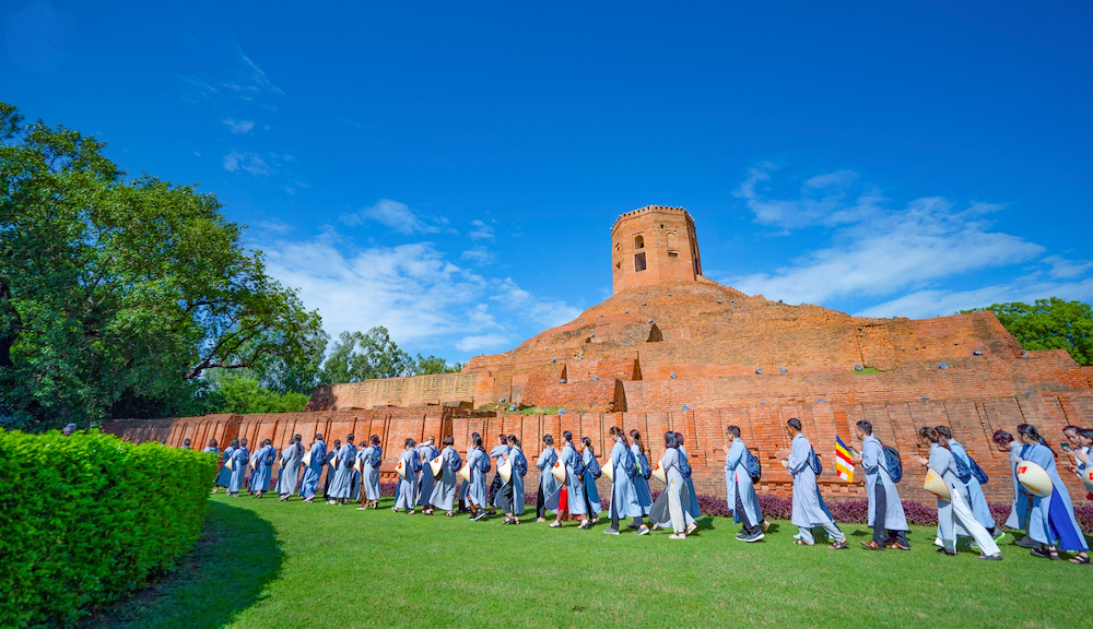 Đoàn hành hương chiêm bái Tháp Hạnh Ngộ