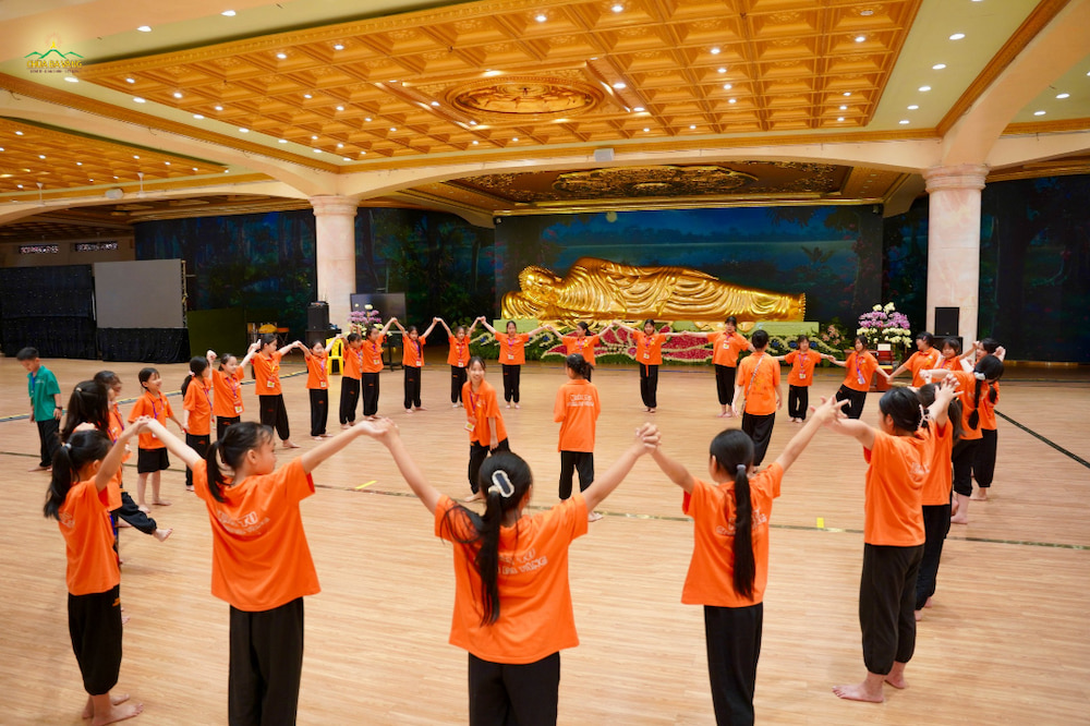 Giờ sinh hoạt lớp luôn ngập tràn tiếng cười với những hoạt động gắn kết tập thể