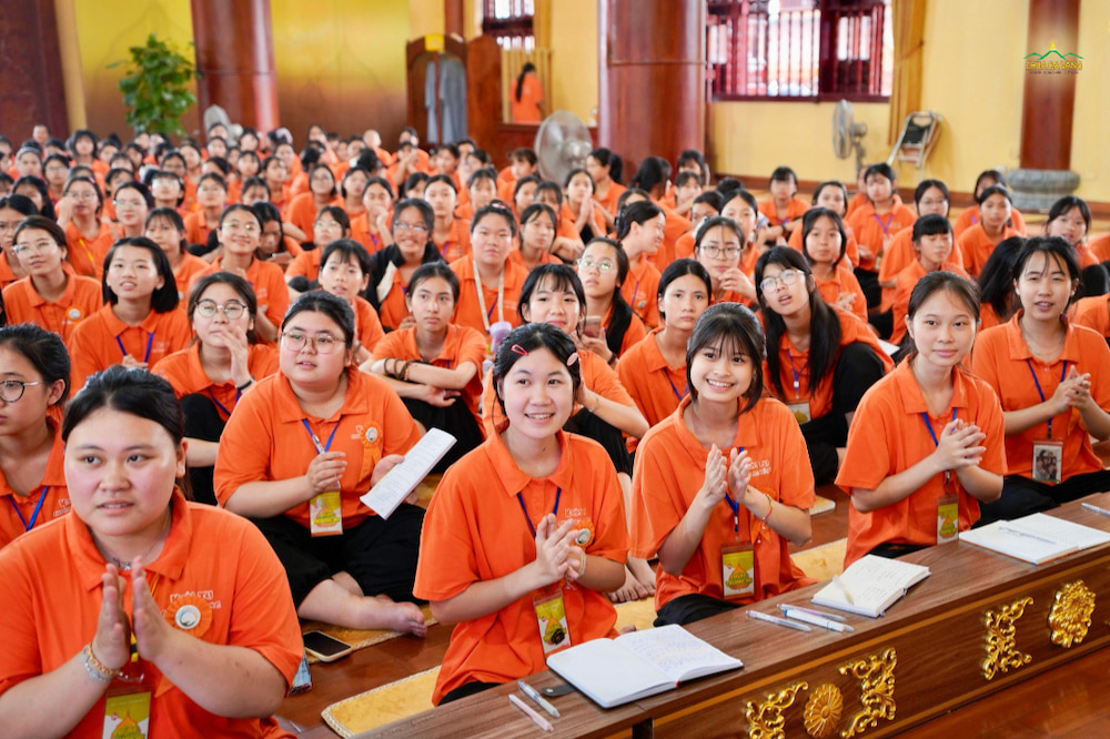 Các bạn khoá sinh hoan hỷ lắng nghe Sư Phụ giảng Pháp