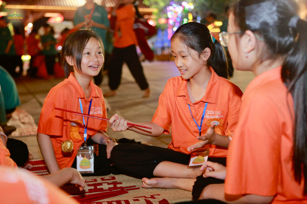 Các bạn khóa sinh tham gia chơi chuyền