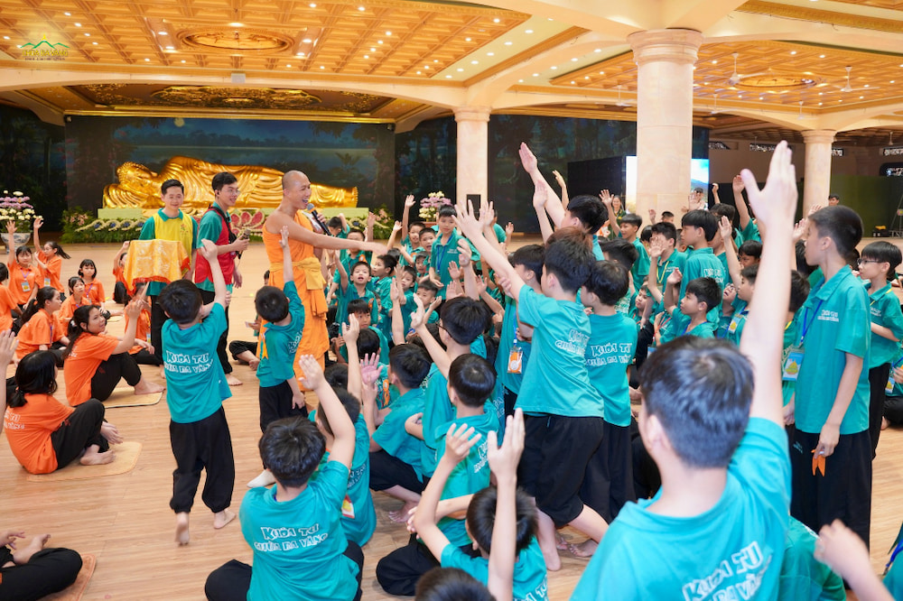 Không khí buổi chia sẻ thêm sôi nổi với những cánh tay hăng hái phát biểu, giải đáp câu hỏi từ chư Tăng