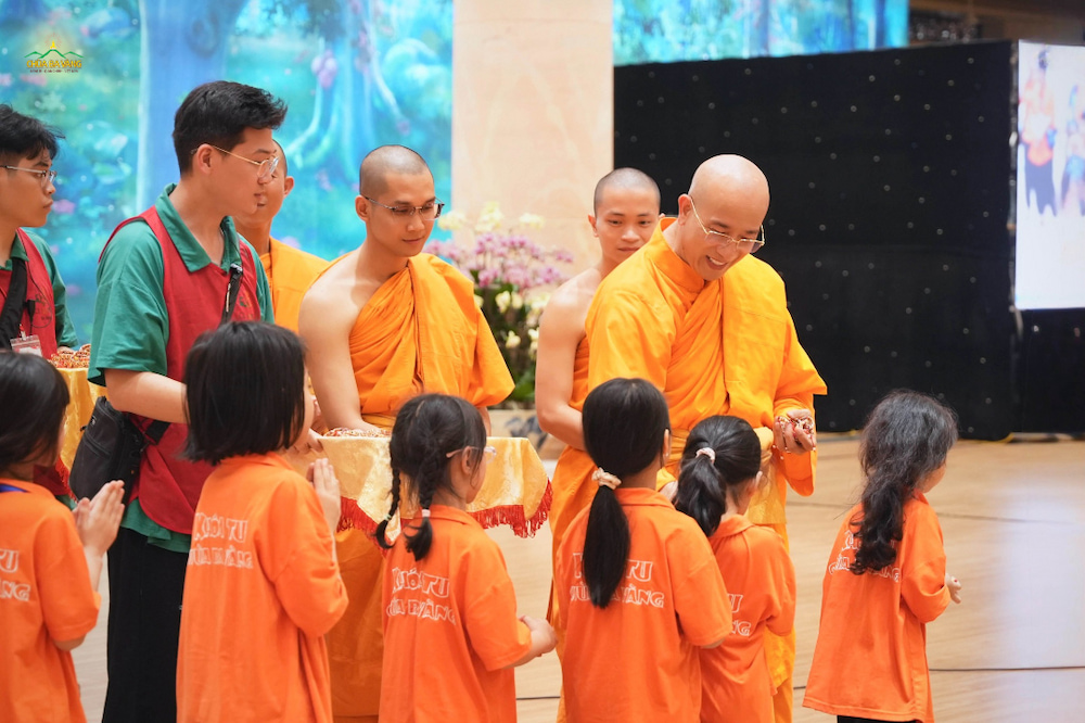 Các bạn khóa sinh nhận những chiếc vòng hào quang từ Sư Phụ