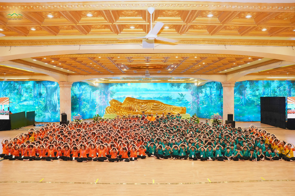 Các bạn khóa sinh chụp ảnh kỷ niệm cùng Sư Phụ, chư Tăng và các anh chị tình nguyện viên