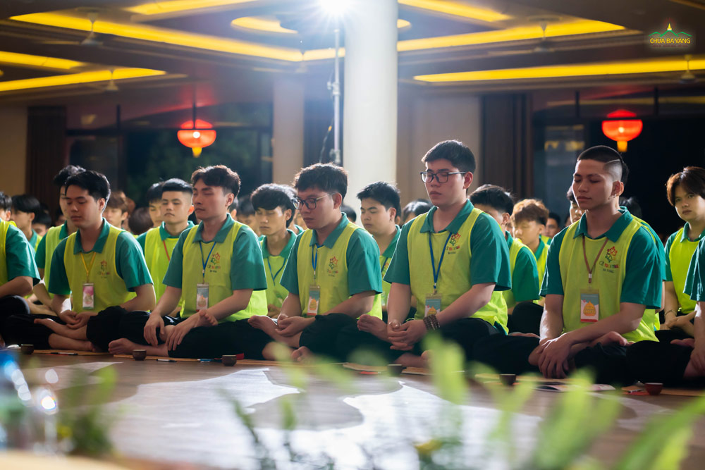 Các bạn cùng thực tập thiền theo sự hướng dẫn của chư Tăng