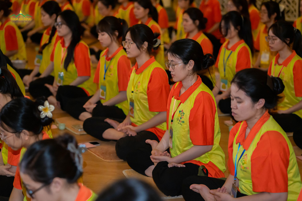 Giữa không gian trang nghiêm, các bạn cùng nhau thực tập thiền, lắng tâm theo từng hơi thở, để tâm hồn trở nên nhẹ nhàng, tĩnh tại