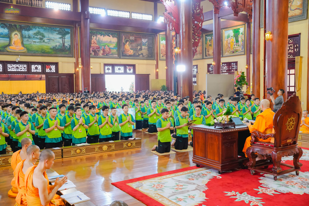 Đại diện các thành viên trong CLB bạch thỉnh Sư Phụ giảng Pháp