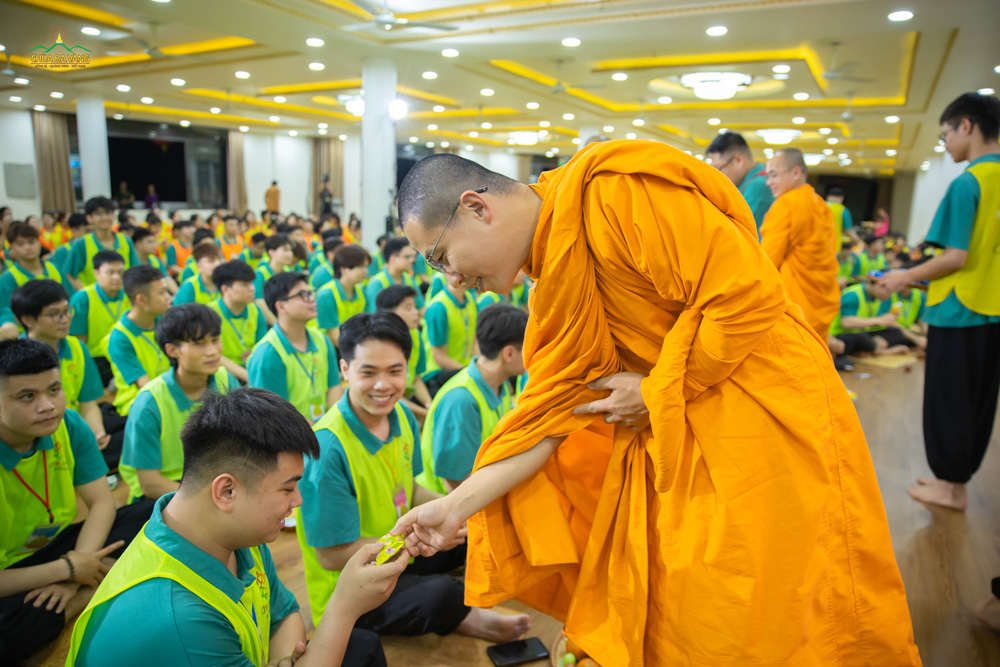 Bạn trẻ hạnh phúc khi đón nhận món quà từ quý Thầy