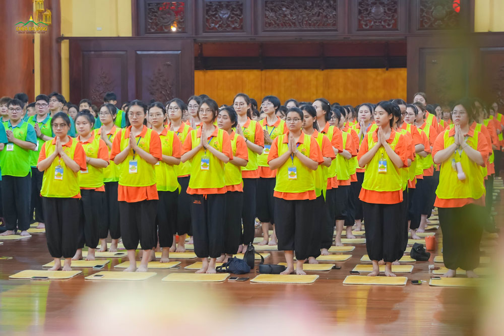 Các bạn trẻ chắp tay trang nghiêm tham gia tụng kinh