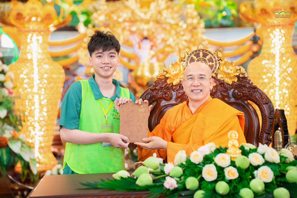 Phần quà ý nghĩa từ trên Sư Phụ Thích Trúc Thái Minh dành tặng cho bạn trẻ trả lời đúng câu hỏi