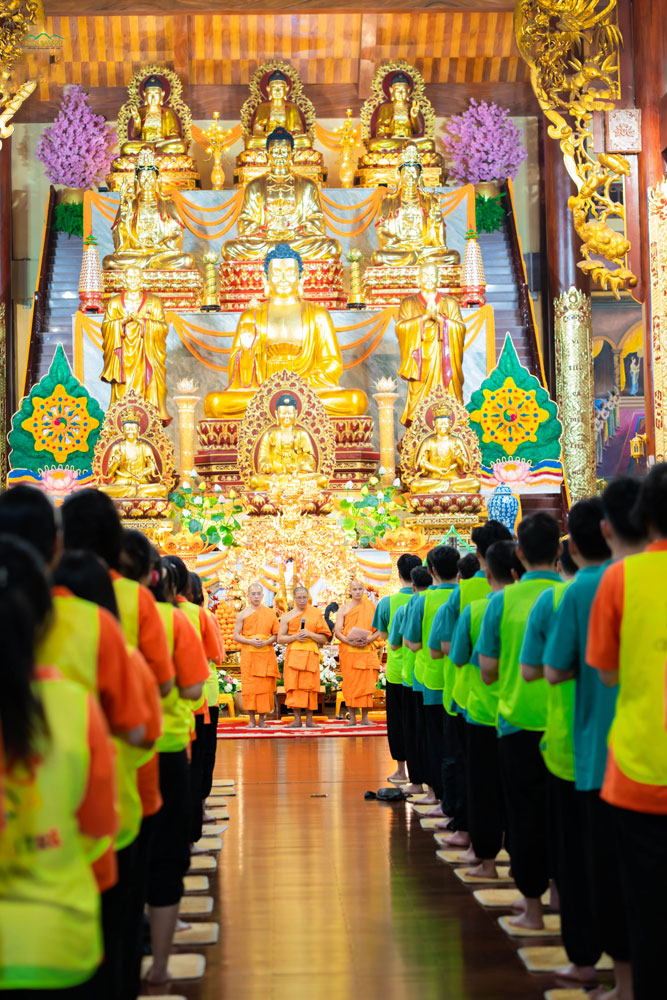 Khép lại chương trình, các bạn chắp tay trang nghiêm để gửi lời tri ân đến chư Tăng
