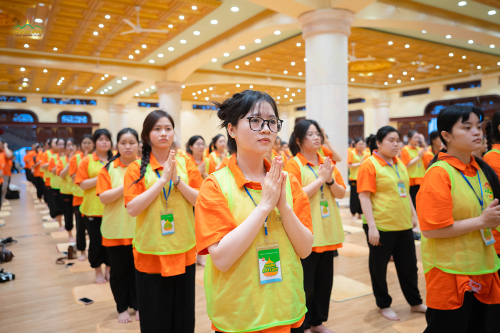 Các bạn cùng tham gia thời khóa lễ Phật buổi sáng