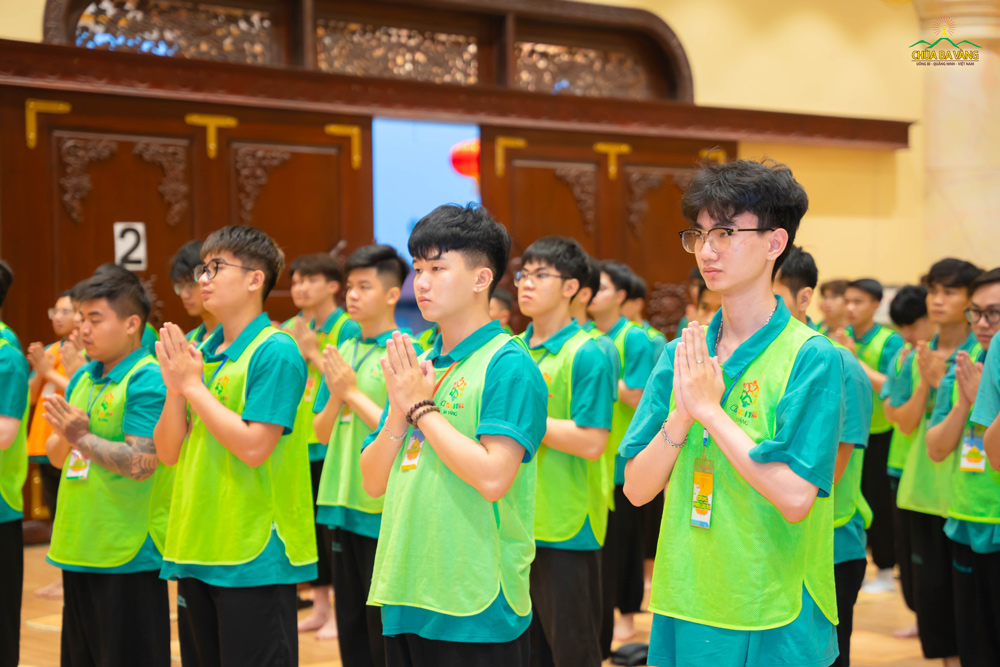 Thức giấc khi trời còn sớm, các bạn theo sự hướng dẫn của chư Tăng lễ Phật