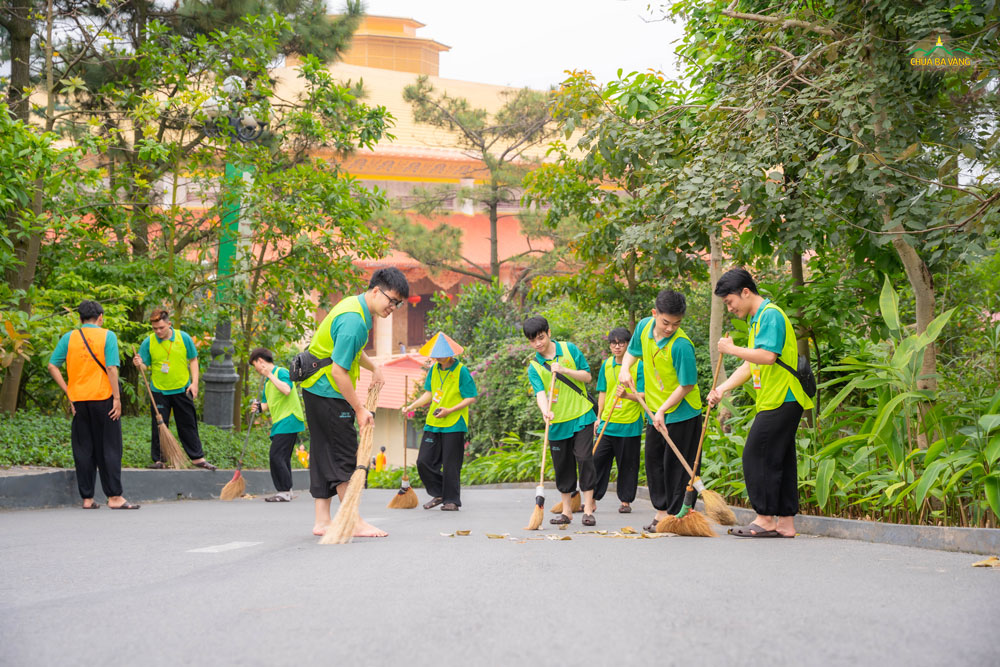 Công đức quét dọn đất chùa rất phước báu