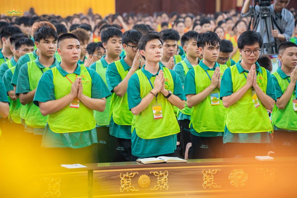 Các bạn cùng chắp tay trang nghiêm, hướng tâm theo lời bạch thỉnh Pháp