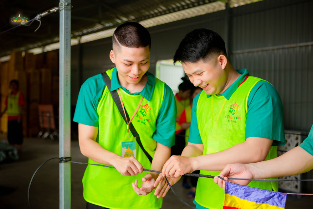 Niềm hoan hỷ trên gương mặt của các bạn trẻ khi được về chùa làm phận sự