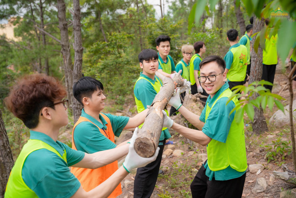 Các bạn hoan hỷ khi được cùng nhau làm dọn dẹp cảnh quan chung tại Nhà lớn