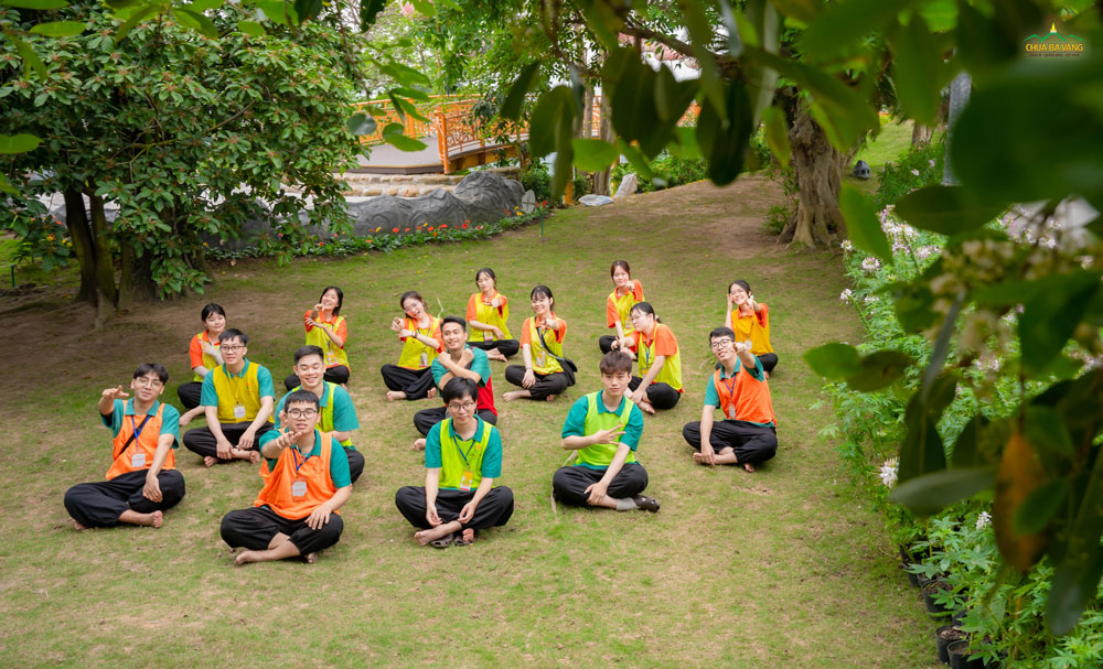 Những tình bạn đẹp được gắn kết dưới mái chùa thân thương.