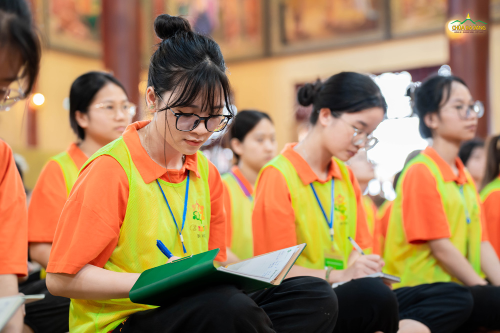 Bạn trẻ ghi lại những lời chỉ dạy trên Sư Phụ trong buổi nghe Pháp