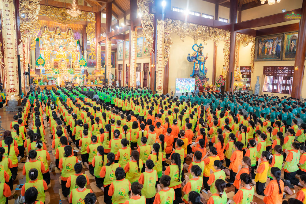 Các bạn cùng chắp tay trang nghiêm, hướng tâm theo lời bạch thỉnh Pháp