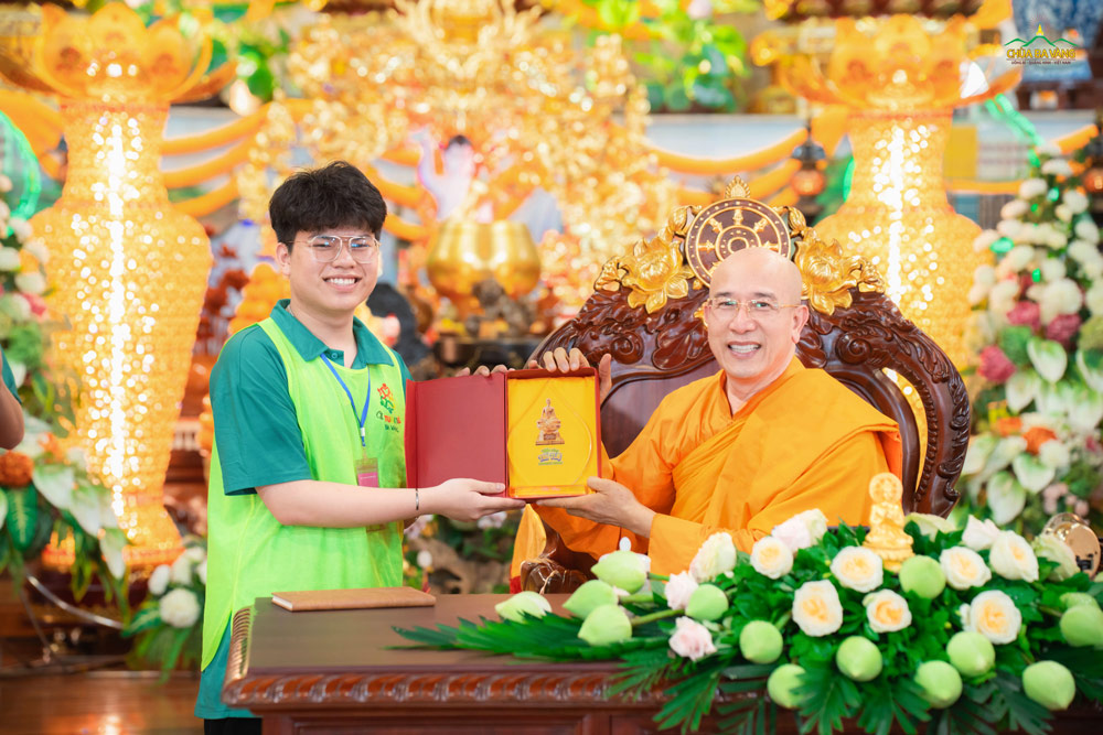 Thật hạnh phúc khi được đón nhận phần quà từ trên Sư Phụ phải không các bạn?