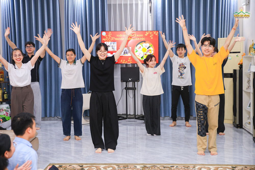 Những tiết mục văn nghệ vui tươi mở màn, mang đến bầu không khí rộn ràng cho buổi liên hoan  