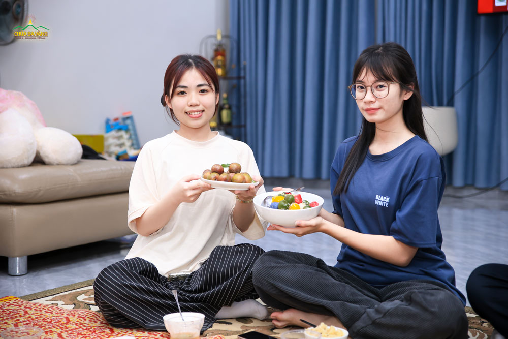 Mời các bạn cùng liên hoan bánh với chúng mình nhé  