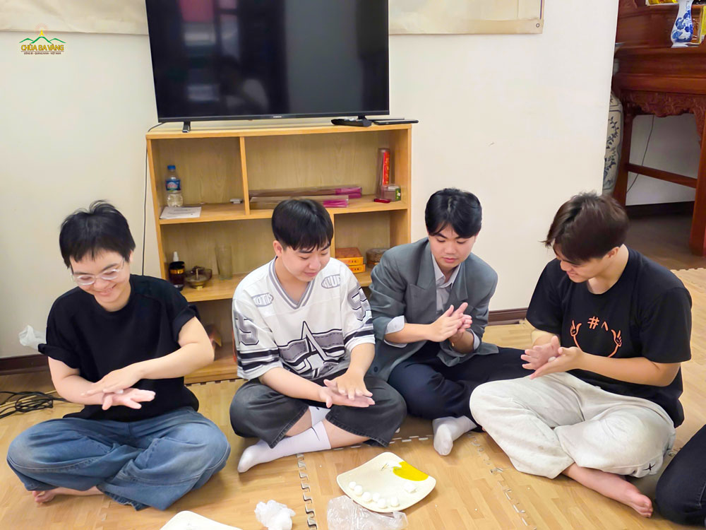 Cùng nặn bánh với chúng mình nhé!  