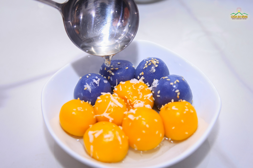 Với vỏ bánh mỏng, dai và nhân đậm đà, ngọt ngào, bánh trôi tượng trưng cho sự đoàn kết và hạnh phúc, mang lời chúc những điều may mắn, tốt đẹp đến cho mọi người.  