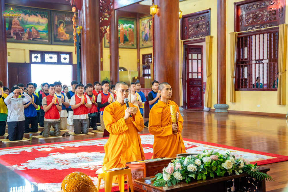 Chư Tăng dâng hương tác lễ cầu an cho đoàn