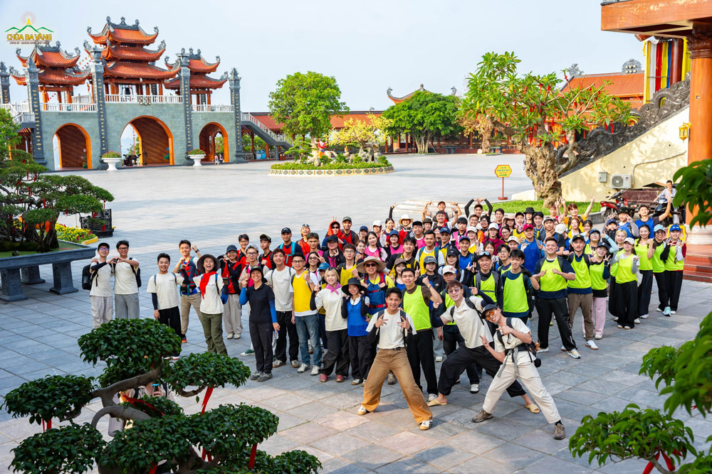 Các bạn sinh viên đã sẵn sàng hành trình chinh phục đỉnh núi Thành Đẳng!