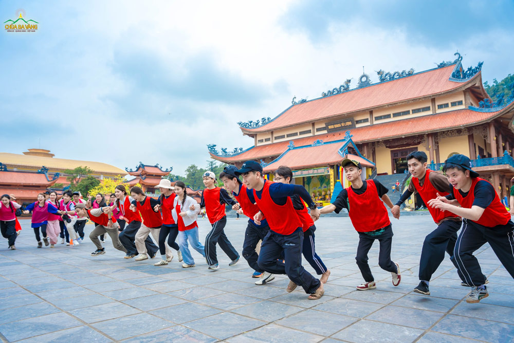 Các bạn hòa mình trong thử thách đồng đội gắn kết và lưu lại những khoảnh khắc đáng nhớ trên sân chùa!