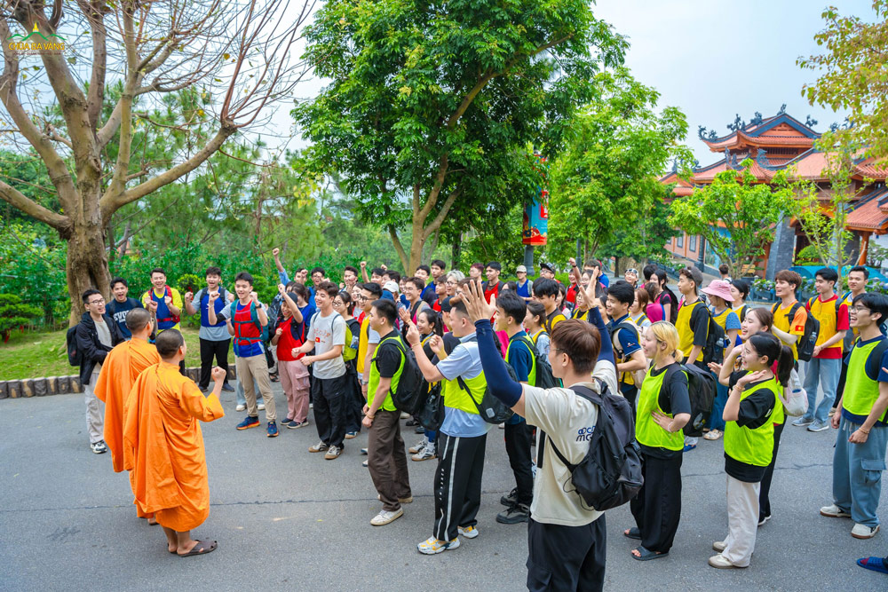 Các bạn trẻ rất hoan hỷ khi nghe chư Tăng chia sẻ!
