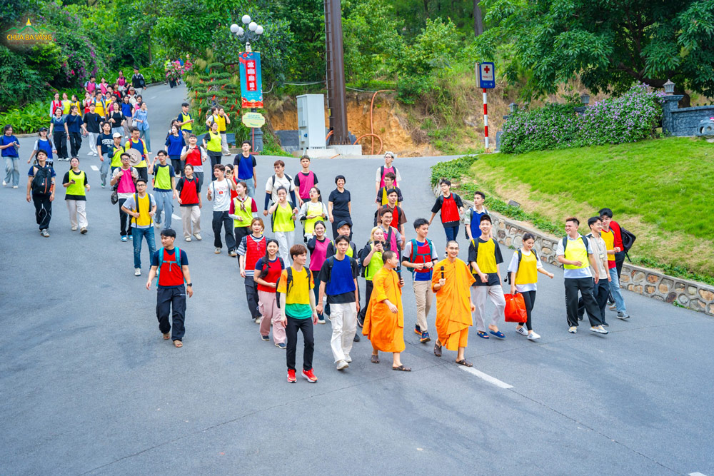 Cùng đi dạo tham quan cảnh sắc trong khuôn viên chùa nhé!