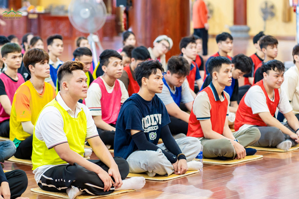 Các bạn chăm chú lắng nghe chư Tăng giảng Pháp