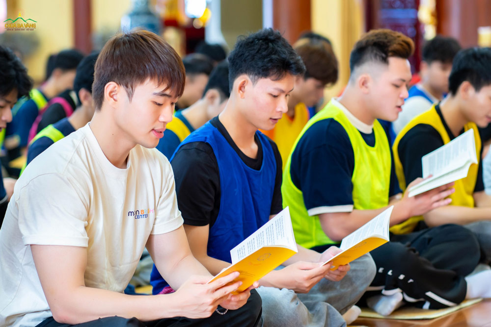 Các bạn trẻ chú tâm tụng kinh, học lời Đức Phật dạy